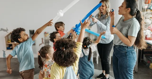 עמדות מולטימדיה לאירועים: פתרונות חדשניים לאטרקציות, פופים ומשחקים לבר מצווה